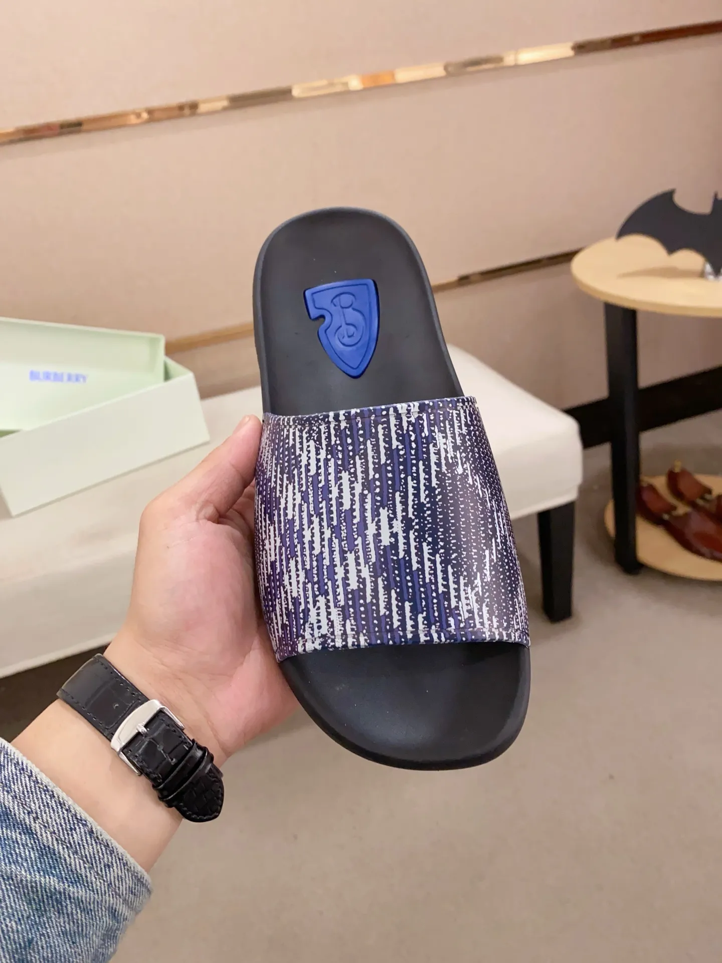 Men's shoes 💰: 320💰 [Burberry slippers] High-end men's shoes brand official website 1:1 latest masterpiece: original mold customization, the fabric is made of imported original rubber material, upgraded outsole, lighter and non-slip. The market's top quality, simple yet tasteful, a must-have for fashionistas, fashionable at your feet, full of confidence, the same style at the counter 👍The season of summer slippers is here. Code: 39-46